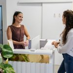 Profissional de estética em clínica moderna representando marketing digital para clínicas de estética com estratégia e humanização